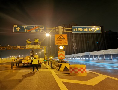 鄭州市北三環彩虹橋交通標志牌安裝現場